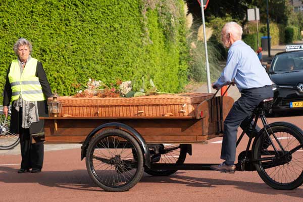 Uitvaart met bakfiets en rieten mand